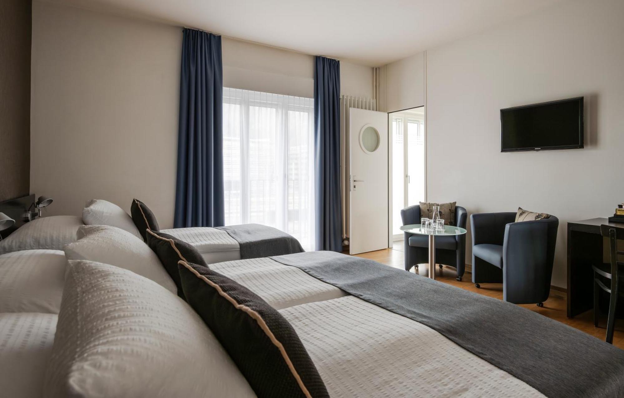 Dreibettzimmer mit Balkon und Fluss- und Bergblick